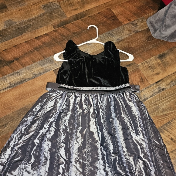 Elegant Black and Silver Dress Size 8 - Picture 2 of 4